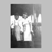 039-0002 Margarete Fischer, Seeckshof, mit ihrer Freundin Gerda Grashoff in der Sommerlaube im Garten..jpg